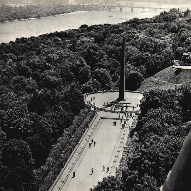 Вид на киевский парк Славы с высоты полета