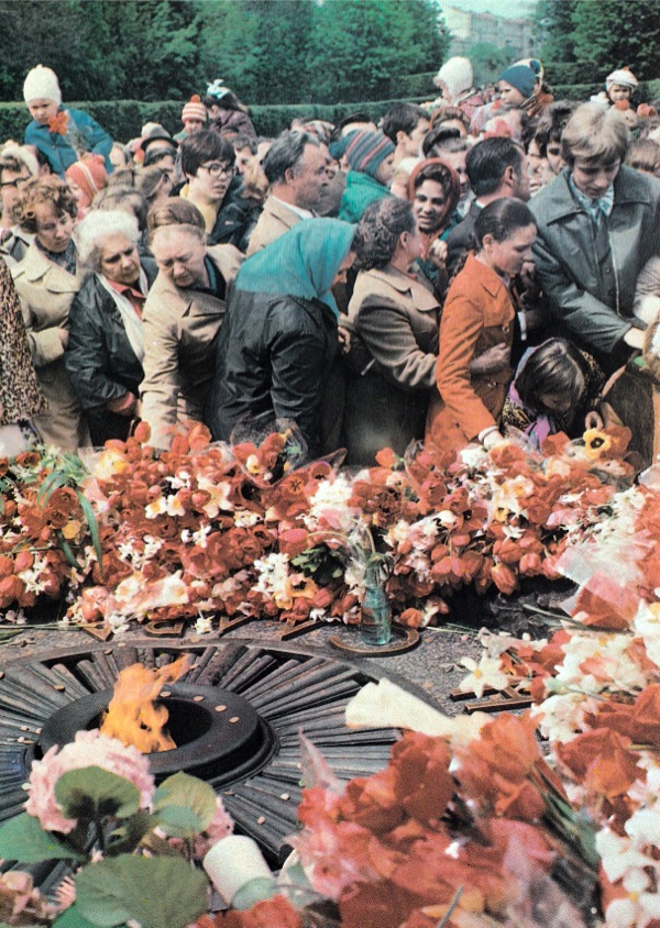 1980-е годы. В парке Вечной Славы у вечного огня