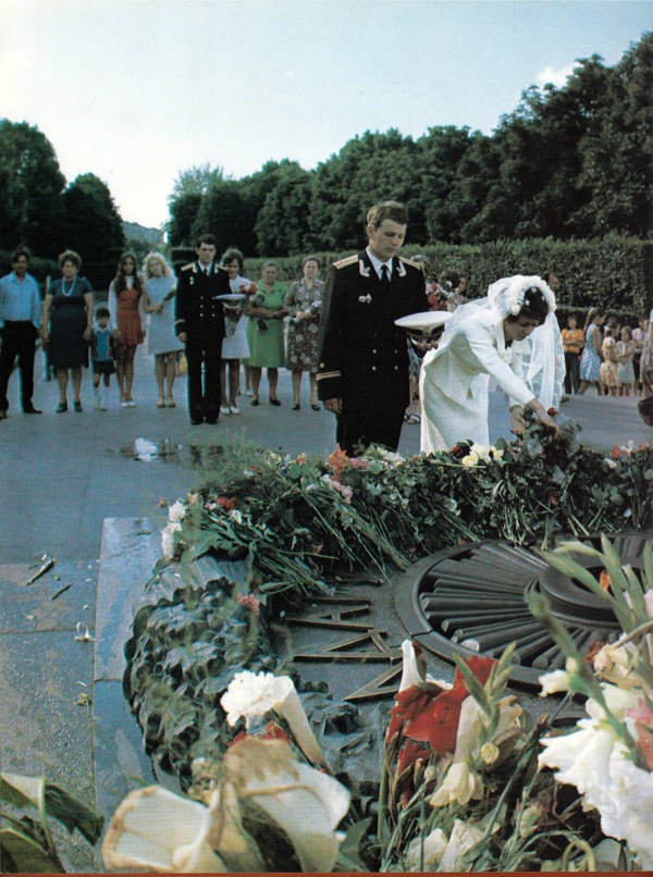 1980-е годы. В парке Вечной Славы. Невеста кладет цветы к вечному огню.