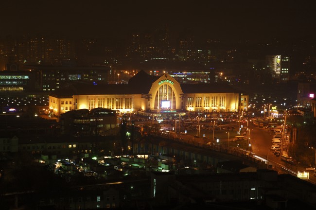Киевский железнодорожный вокзал ночью