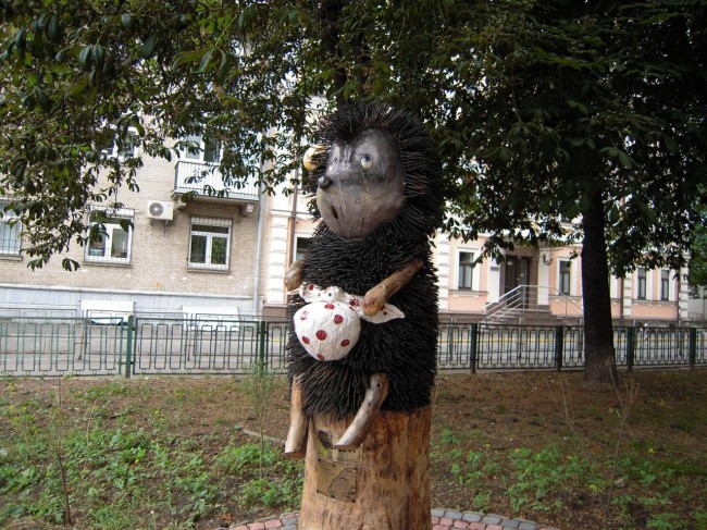 Скульптура из шурупов Ежик в тумане скульптор Константин Скритуцкий, центр Киева