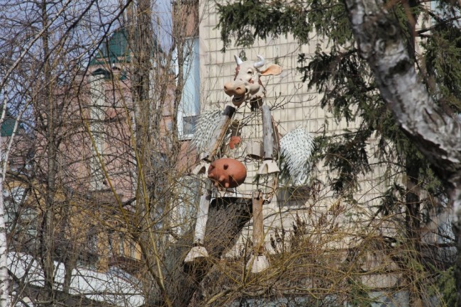 Скульптура летающей коровы скульптора Константина Скритуцкого, улица Гончара