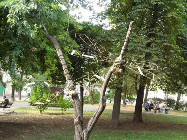 Скульптура из дерева - Стрекозы, скульптор Константин Скритуцкий, в парке Гончара