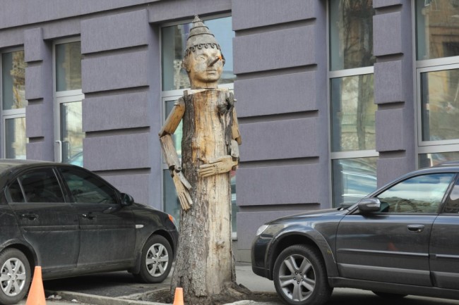 Скульптура из дерева Буратино на улице Гончара, скульптор Константин Скритуцкий