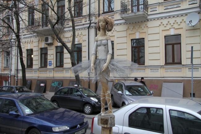 Скульптура из дерева на улице Стрелецкой, Балерина, скульптор Скритуцкий