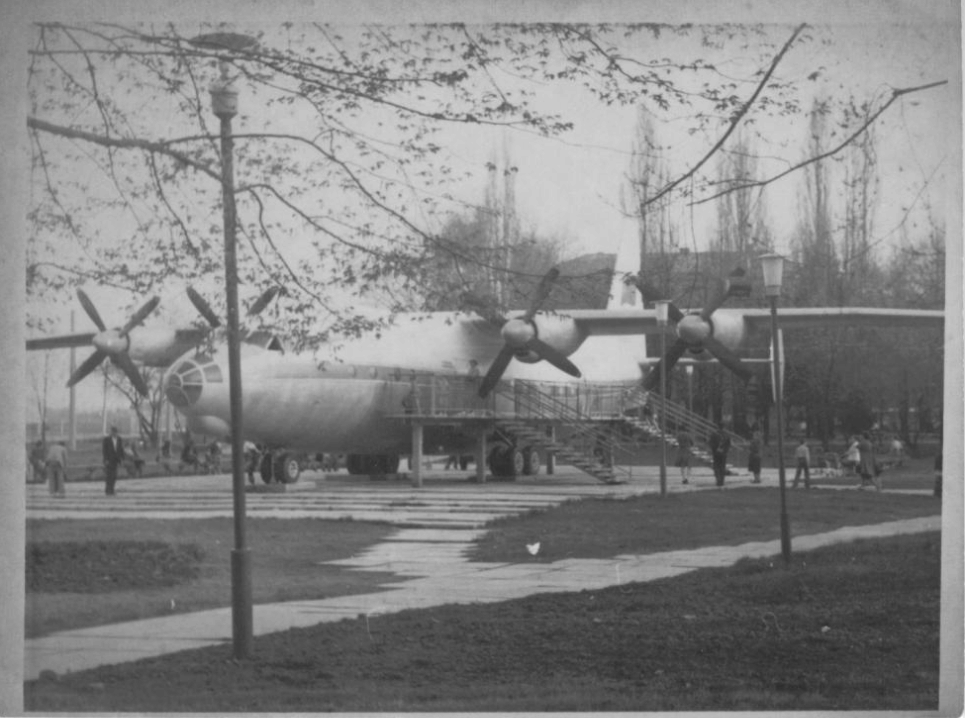 Самолет АН-24 в детском парке, Киев, Севастопольская площадь, 1981 год