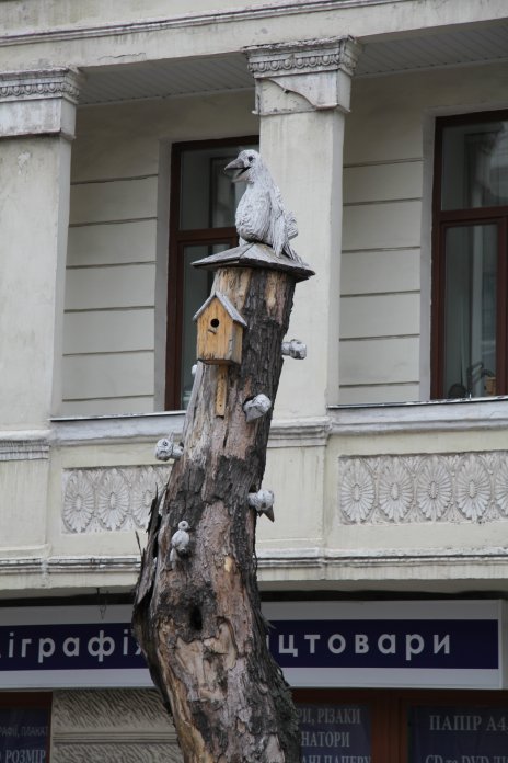 Скульптура из дерева Белая Ворона на улице Гончара, автор Константин Скритуцкий