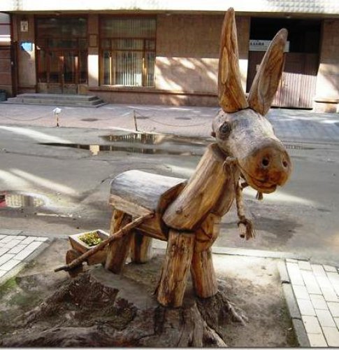 Скульптура из дерева в переулке Рыльского, Ослик с тележкой, скульптор Константин Скритуцкий
