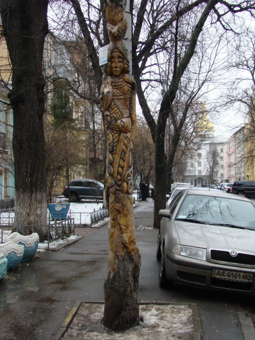 Скульптура деревянная Скифская женщина в центре Киева, автор Константин Скритуцкий
