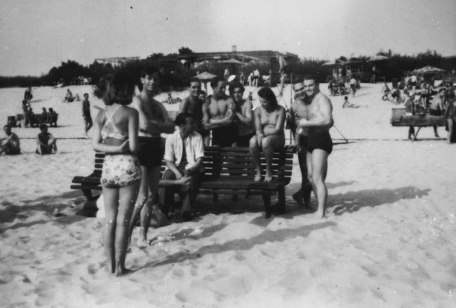 1942 год. Киевские девушки на пляже Труханова острова в компании немецких солдат