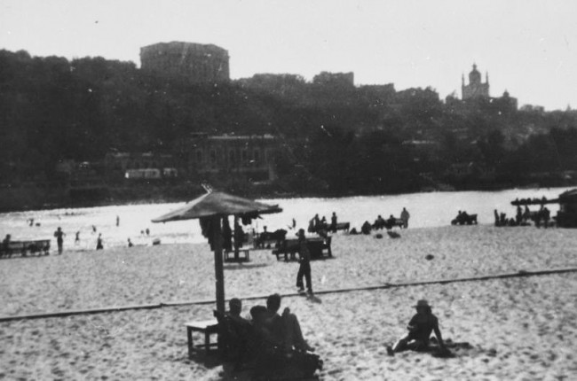 Труханов остров, пляж на Днепре в Киеве в 1942 году
