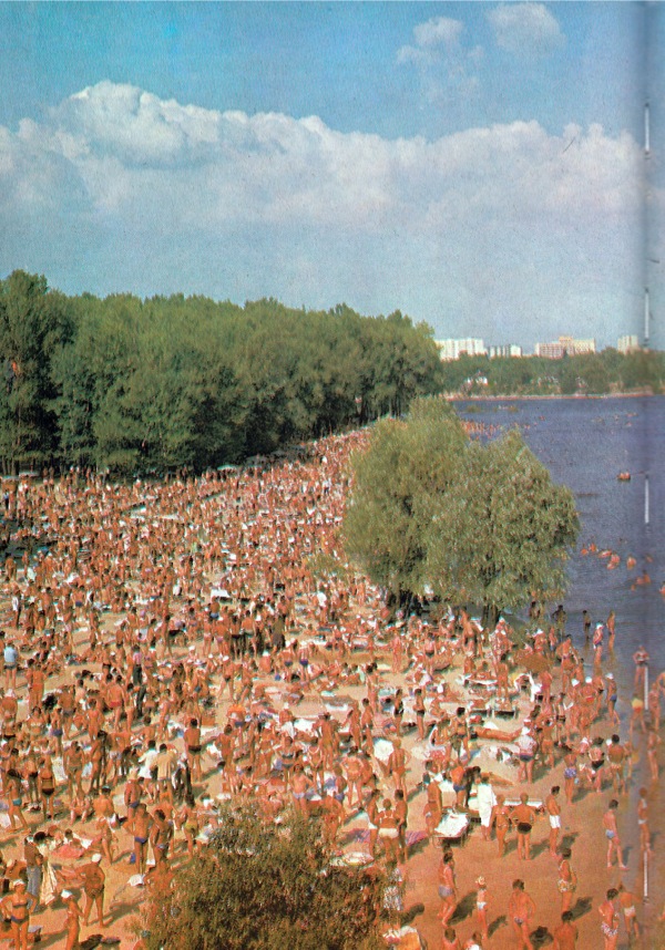 1980-е годы. На пляже Труханова острова. Какое-то фантастическое количество людей.