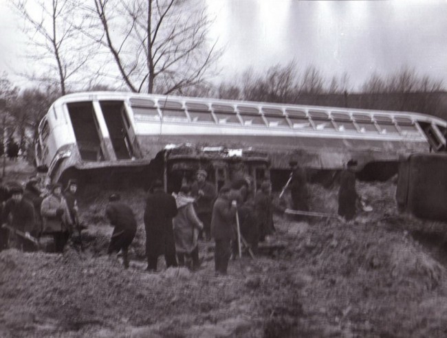 Перевернутый троллейбус во время Куреневской трагедии