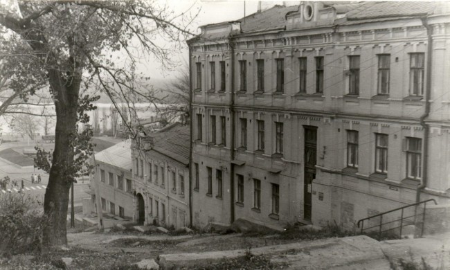 1980-е годы. Боричев спуск 4,6,8. Дома конца 19 века, снесены в 1984 году, в ноябре. Боричев спуск, Подол, Почтовая площадь, 80-е годы