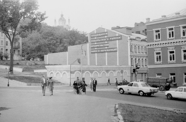 1980-е годы. Каменная стена на углу Боричева спуска и улицы Сагайдачного. Снесена после 1982 года. Теперь на этом месте здание Родовид банка (ранее Перкомбанк). Улица Сагайдачного, Почтовая площадь, Подол, Старый Киев, 80-е годы