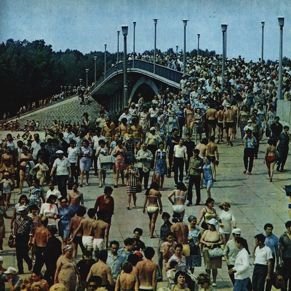 Пляжники на Венецианском мосту в Киеве, Гидропарк