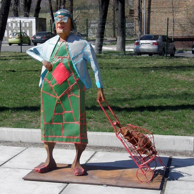 Скульптура бабки с кравчучкой на набережной Русановки