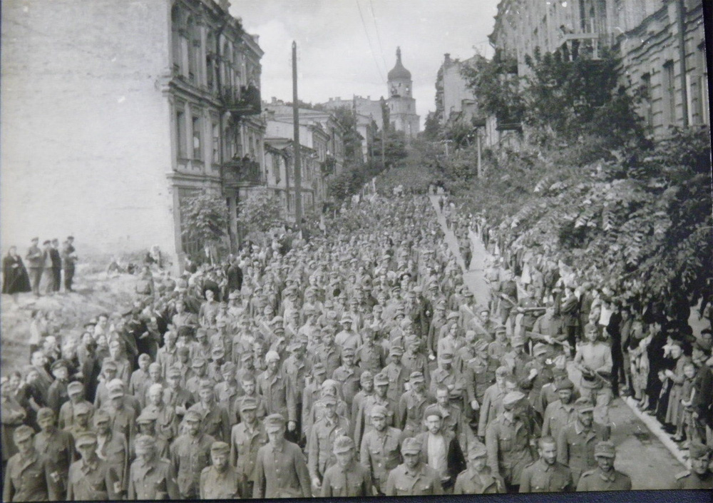 Пленные немцы идут по Киеву, Софиевская улица в 44 году