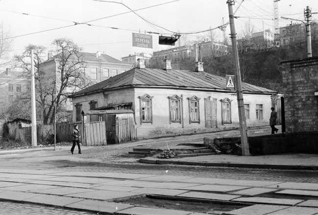 1980-е годы. Вознесенский спуск (Смирнова-Ласточкина), 36, одноэтажный деревянный дом, снесен в 1984 году Смирнова-Ласточкина улица в 80-е годы, Киев, Подол