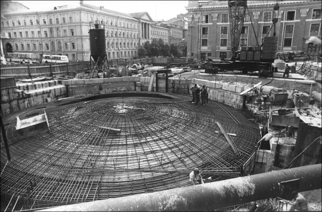 1980-е годы. Строительство станции метро Театральная (Ленинская). Армирование купола эскалаторного зала. Станция метро Театральная