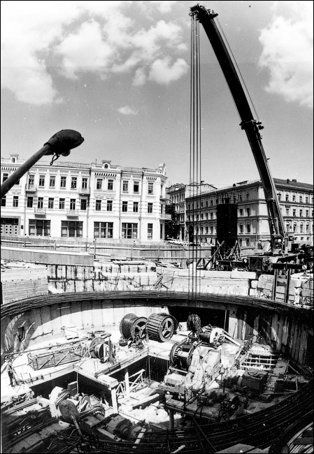 1980-е годы. Строительство станции метро Театральная (Ленинская). Станция метро Театральная