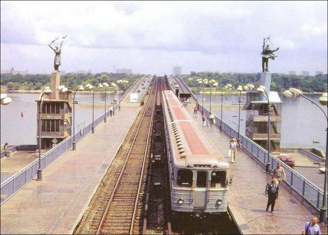 Станция метро Днепр в 90-х годах