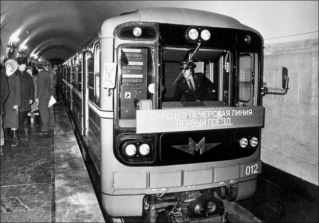 1989 год. 31 декабря, первый проезд по новой линии метро, станция Золотые ворота Запуск первого поезда на станции метро Золотые Ворота