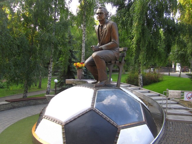 Памятник Валерию Васильевичу Лобановскому на стадионе Динамо