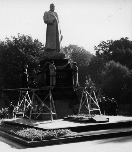 Памятник Ватутину в Киеве в 1948 году