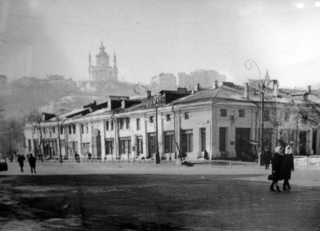 Гостиный двор и Андреевская церковь в 60-х годах