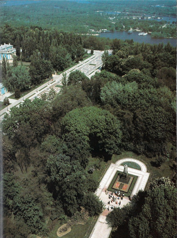 1980-е годы. Мариинский парк. Справа внизу - памятник генералу Ватутину.