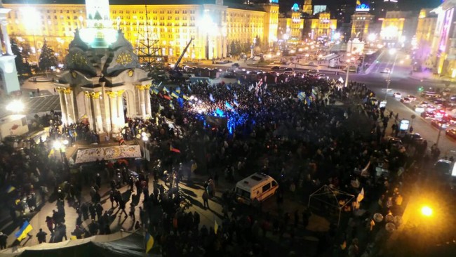 ЕвроМайдан, 27 ноября, митингующие у стеллы. Фото Александр Аронец.