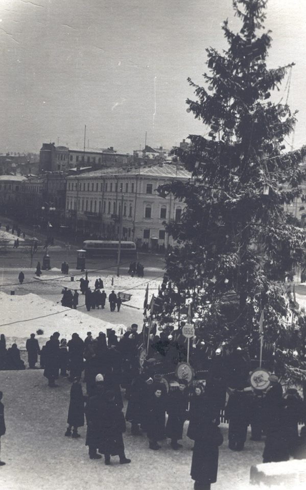 1955 год. Новогодняя елка. Площадь Независимости (Калинина). На заднем плане бывшее здание Дворянского собрания, разрушенное в 70-х для строительства Дома Профсоюзов.