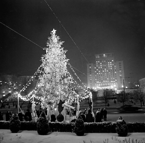 1962 год. Новогодняя елка на площади Октябрьской Революции (Независимости). На заднем плане гостиница Москва (ныне Украина).