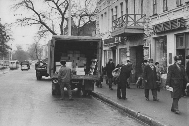 Комиссионный магазин, хлебный магазин, на Верхнем Валу в Киеве в 80-х годах
