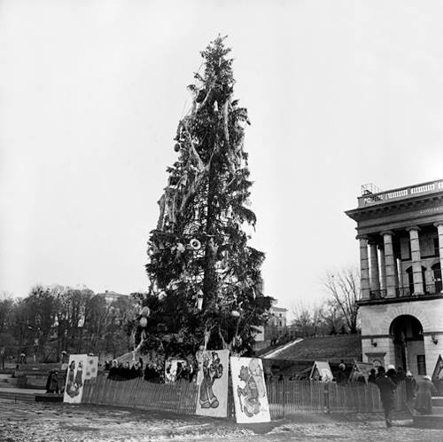 1981 год. Новогодняя елка на Майдане (площади Октябрьской Революции) рядом со зданием консерватории