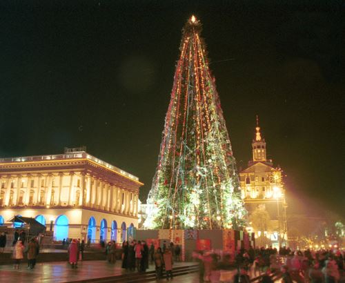 2001 год. Новогодняя елка на Майдане рядом со зданием консерватории