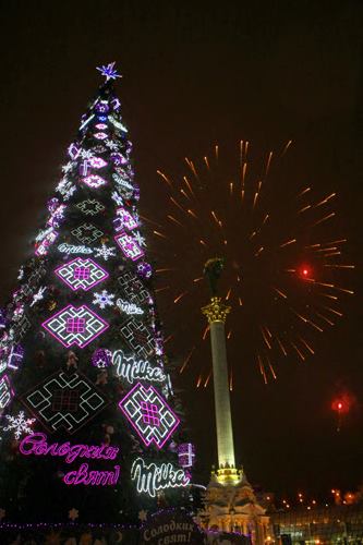 2011 год. Новогодняя елка на Майдане с обильным брендингом