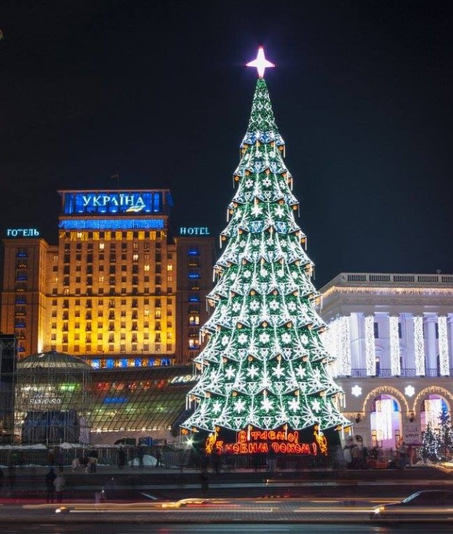 2013 год. Новогодняя елка на Майдане, на заднем плане консерватория и гостиница Украина