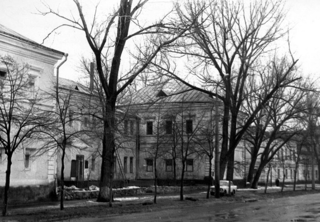 1980-е годы. Набережно-Крещатицкая улица. Бывший ЛИВТ - филиал Ленинградского института водного транспорта.