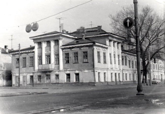 1980-е годы. Дом 5/13 на улице Набережно-Крещатицкая, обладает одинаковыми фасадами с двух сторон
