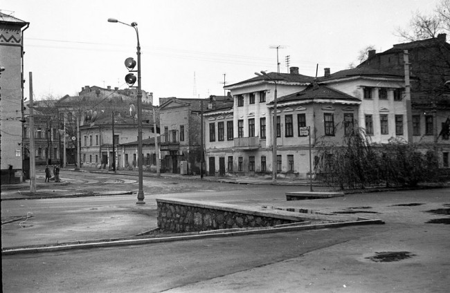 1990-е годы. Дом 5-13 на улице Набережно-Крещатицкая, обладает одинаковыми фасадами с двух сторон