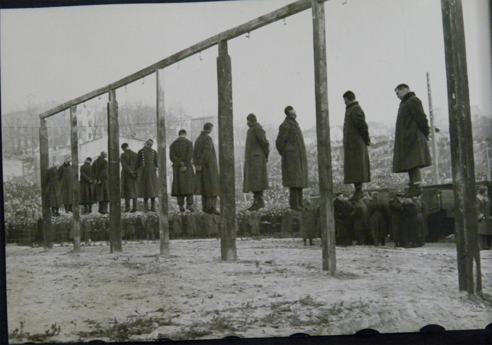 Казнь на центральной площади Киева, немецкие военнопленные, 46 год, Вторая Мировая