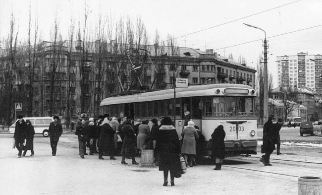 1983 год. Трамвайная остановка на Соломенской (Брежнева) площади