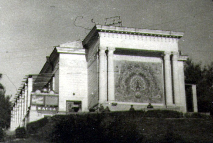 1930-е годы. Кинотеатр Пионер (на его месте теперь кукольный театр)