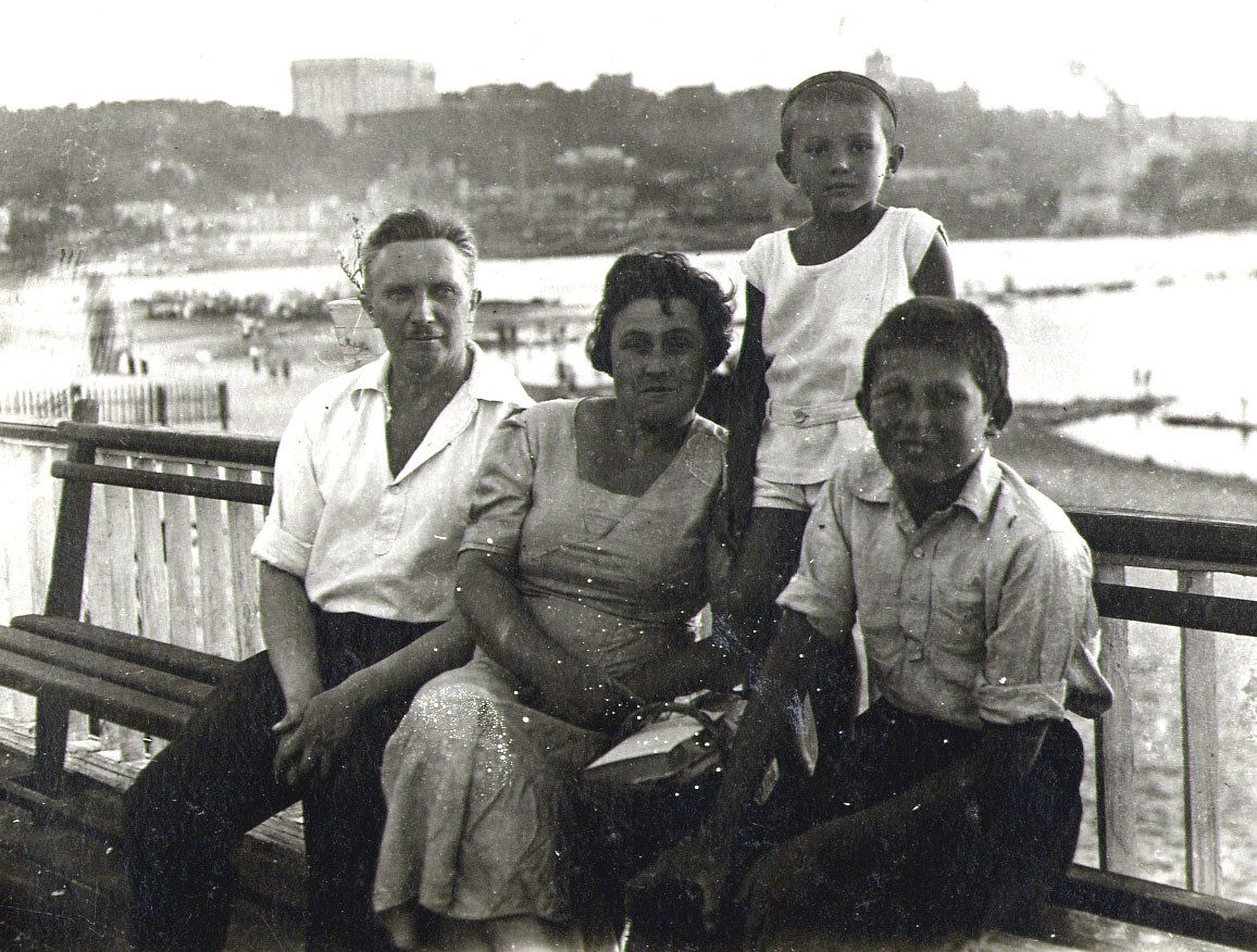 1938 год.  Вид на Правый берег со стороны пляжа. На переднем плане семья Игоря Семеновича Еремеева - отец, мать, сам Игорь Семенович и его старший брат.