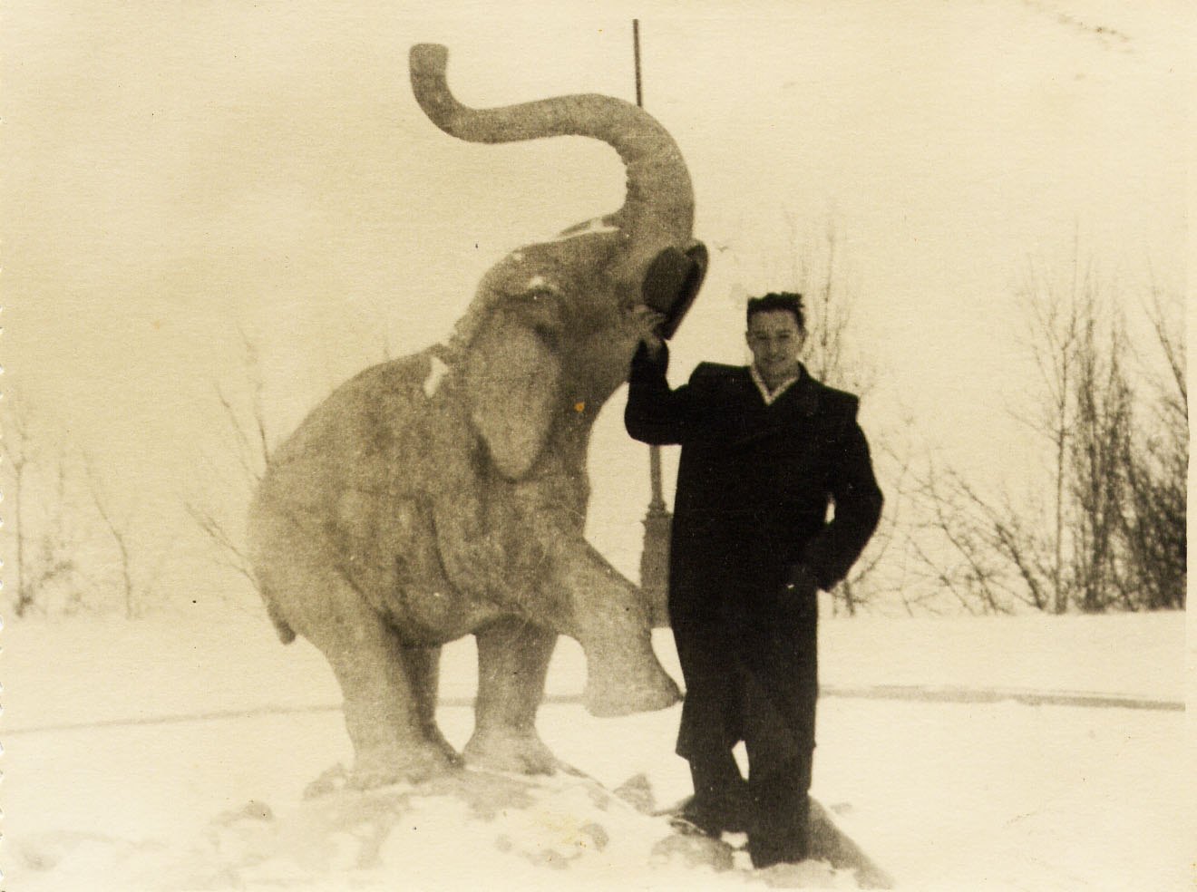 1950 год. Фонтан Слон (на площадке над амфитеатром у монумента Дружбы народов)