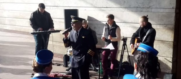 Вахтанг Кикабидзе поет в Киеве с уличными музыкантами