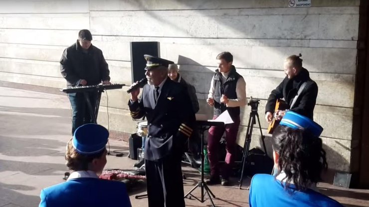 Вахтанг Кикабидзе поет в Киеве с уличными музыкантами
