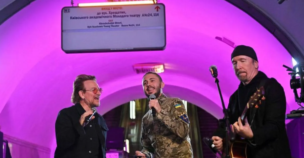 Боно Едж дали концерт в метро Києва
